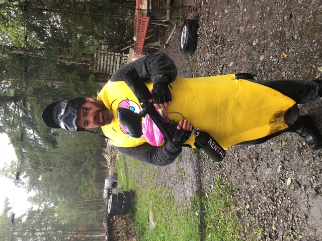 Gruppe ved paintball-varebil